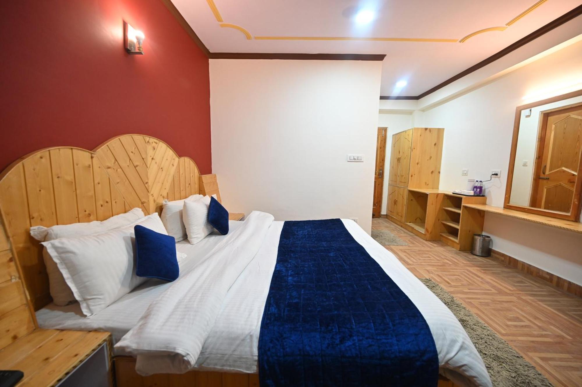 Krishana Cottage A Pure Veg !!!300 M From Hadimba Temple!!!Balcony Rooms!!!Veg Restaurant!!!Couple Friendly!!!Family Cottage!!! Манали Экстерьер фото