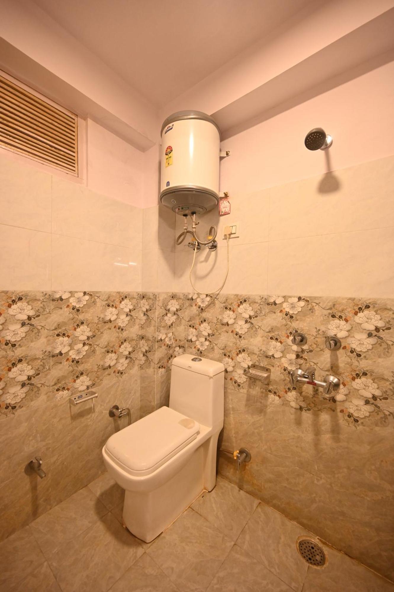 Krishana Cottage A Pure Veg !!!300 M From Hadimba Temple!!!Balcony Rooms!!!Veg Restaurant!!!Couple Friendly!!!Family Cottage!!! Манали Экстерьер фото