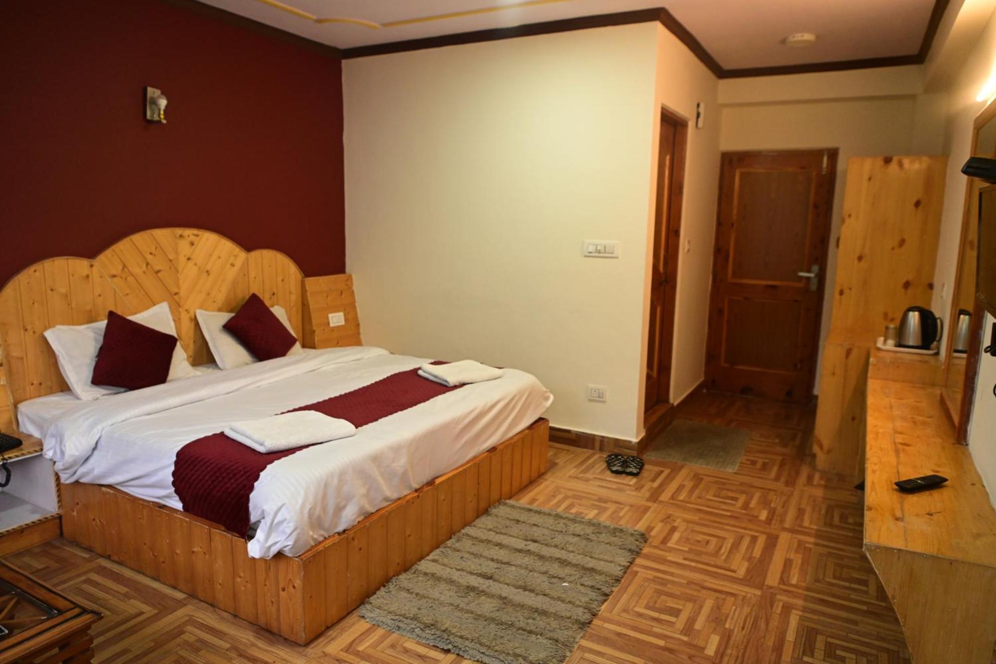 Krishana Cottage A Pure Veg !!!300 M From Hadimba Temple!!!Balcony Rooms!!!Veg Restaurant!!!Couple Friendly!!!Family Cottage!!! Манали Экстерьер фото