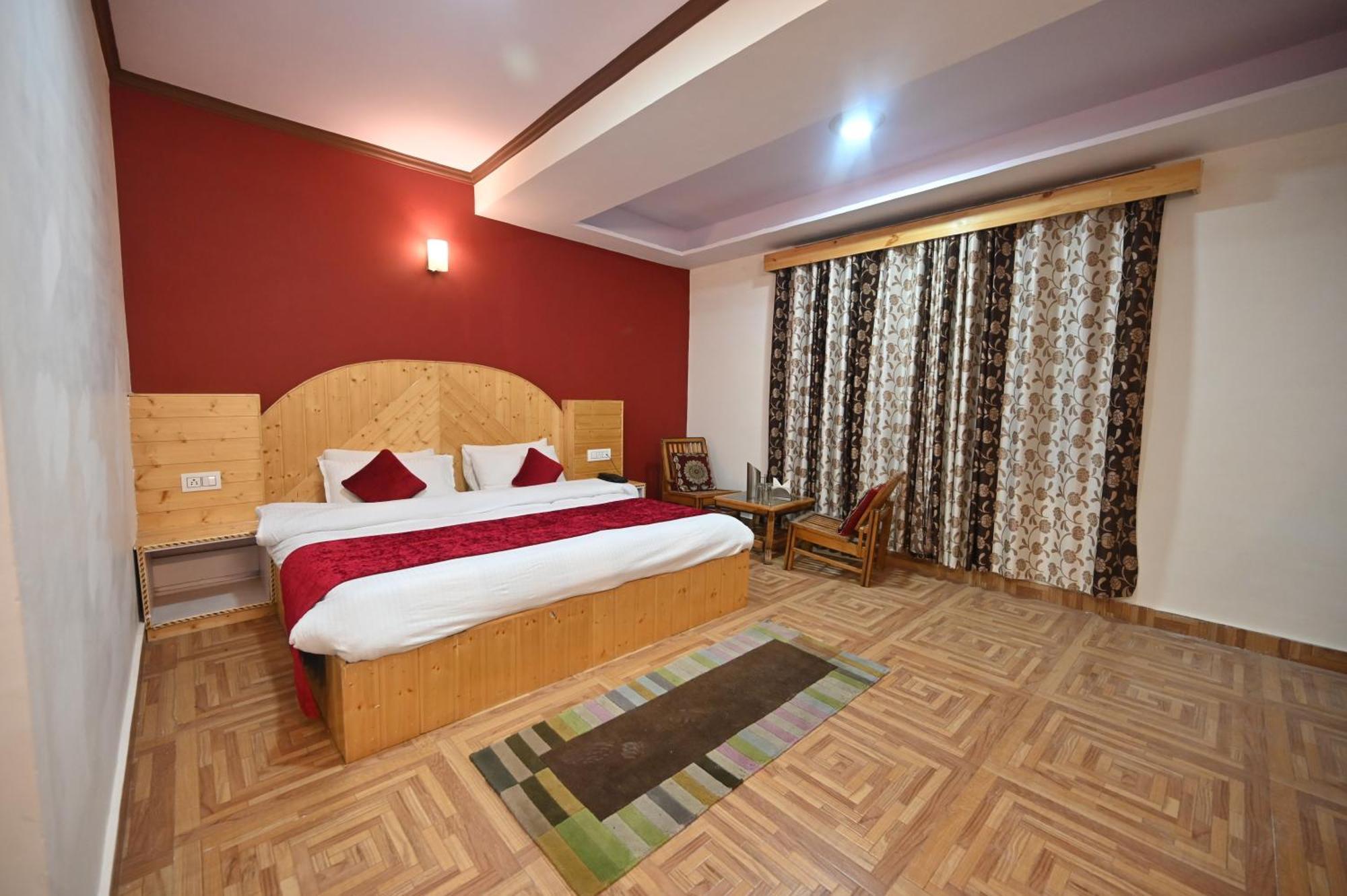 Krishana Cottage A Pure Veg !!!300 M From Hadimba Temple!!!Balcony Rooms!!!Veg Restaurant!!!Couple Friendly!!!Family Cottage!!! Манали Экстерьер фото