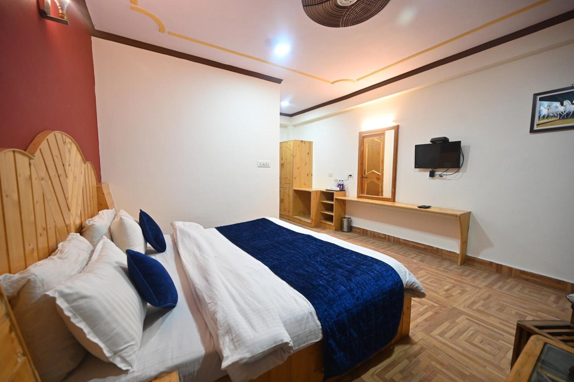 Krishana Cottage A Pure Veg !!!300 M From Hadimba Temple!!!Balcony Rooms!!!Veg Restaurant!!!Couple Friendly!!!Family Cottage!!! Манали Экстерьер фото