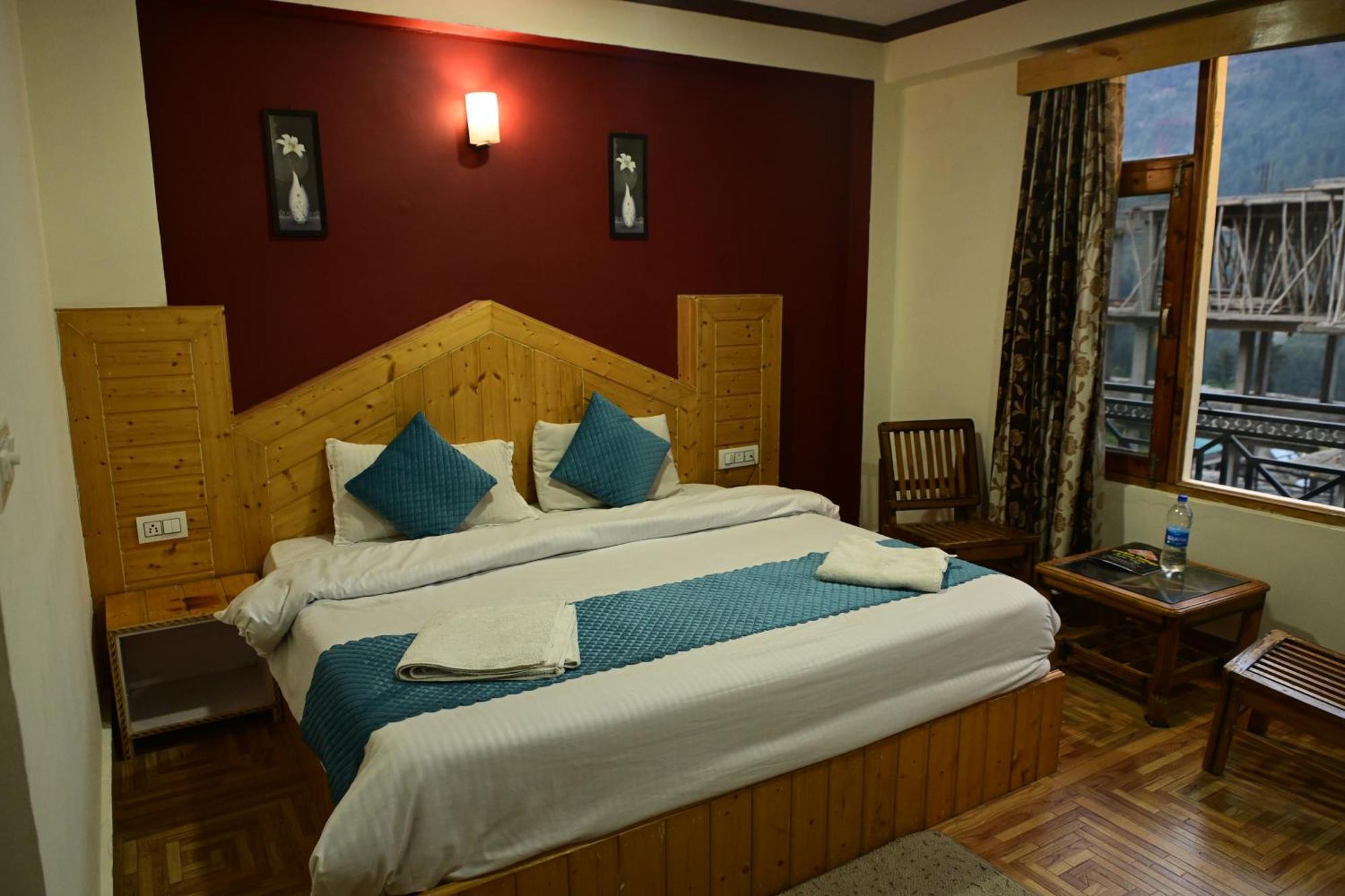 Krishana Cottage A Pure Veg !!!300 M From Hadimba Temple!!!Balcony Rooms!!!Veg Restaurant!!!Couple Friendly!!!Family Cottage!!! Манали Экстерьер фото