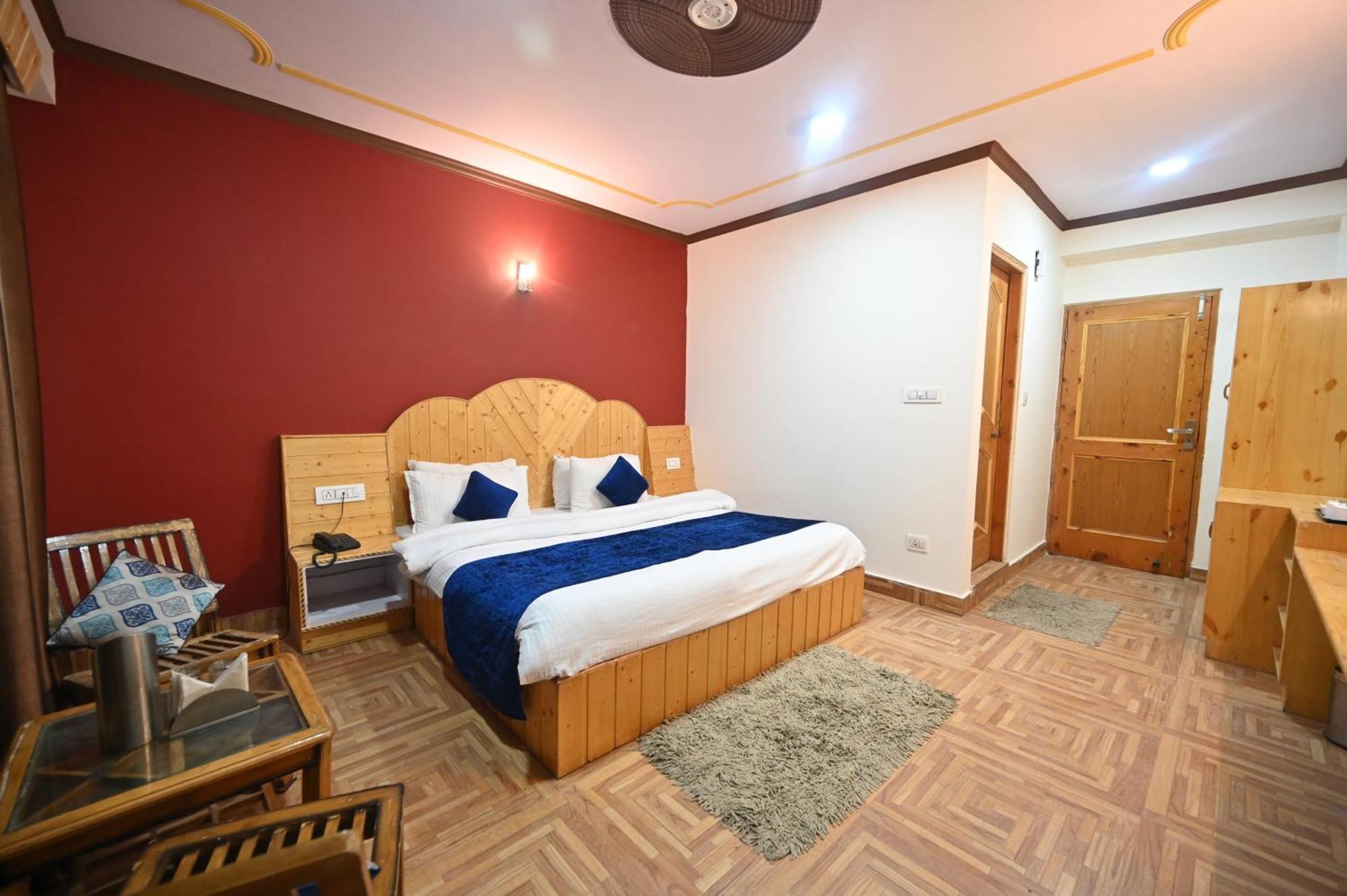 Krishana Cottage A Pure Veg !!!300 M From Hadimba Temple!!!Balcony Rooms!!!Veg Restaurant!!!Couple Friendly!!!Family Cottage!!! Манали Экстерьер фото