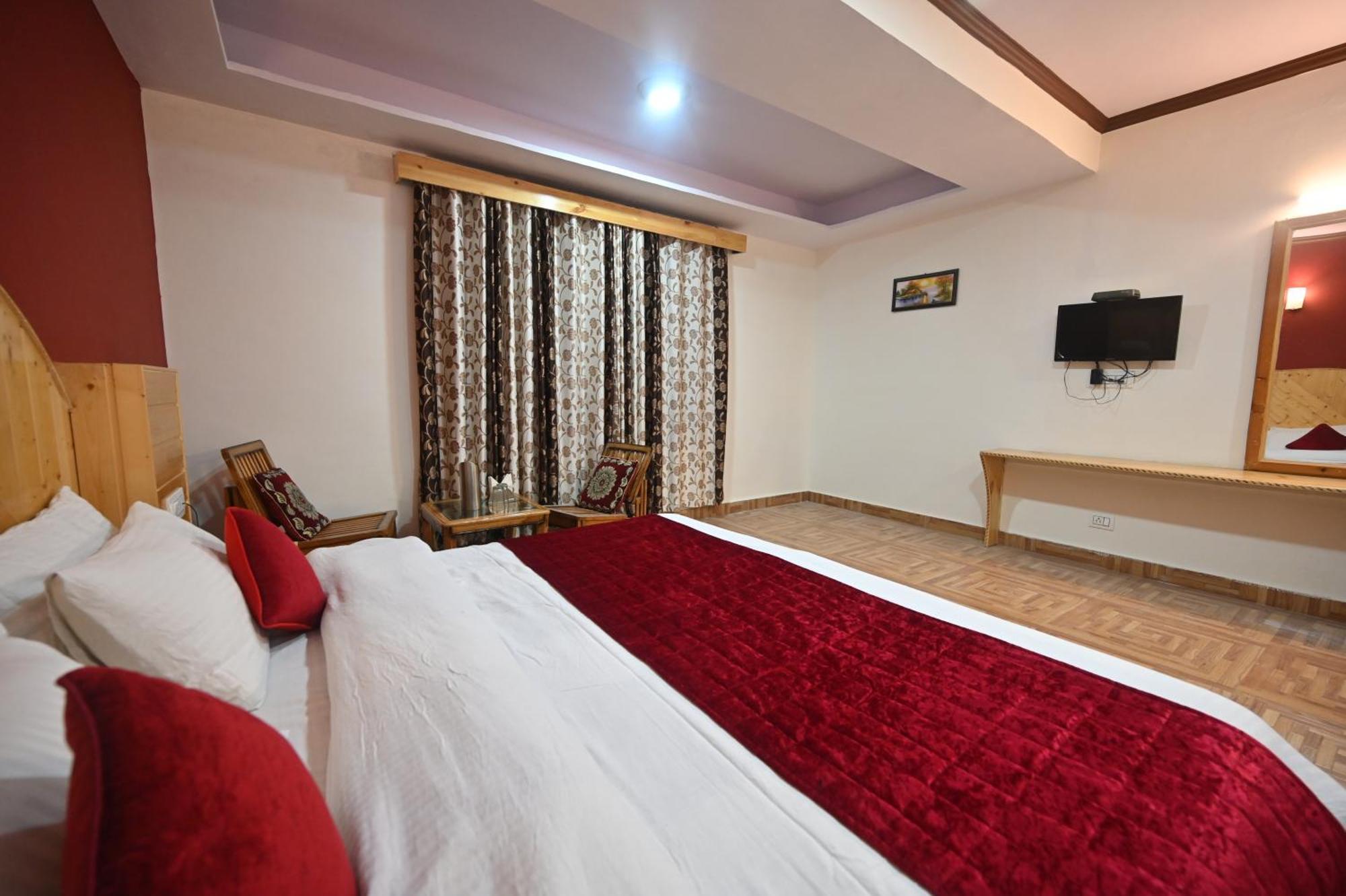 Krishana Cottage A Pure Veg !!!300 M From Hadimba Temple!!!Balcony Rooms!!!Veg Restaurant!!!Couple Friendly!!!Family Cottage!!! Манали Экстерьер фото