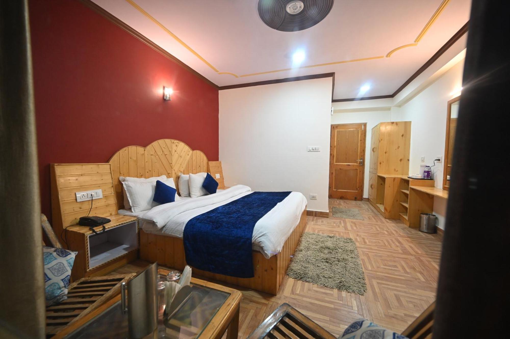 Krishana Cottage A Pure Veg !!!300 M From Hadimba Temple!!!Balcony Rooms!!!Veg Restaurant!!!Couple Friendly!!!Family Cottage!!! Манали Экстерьер фото