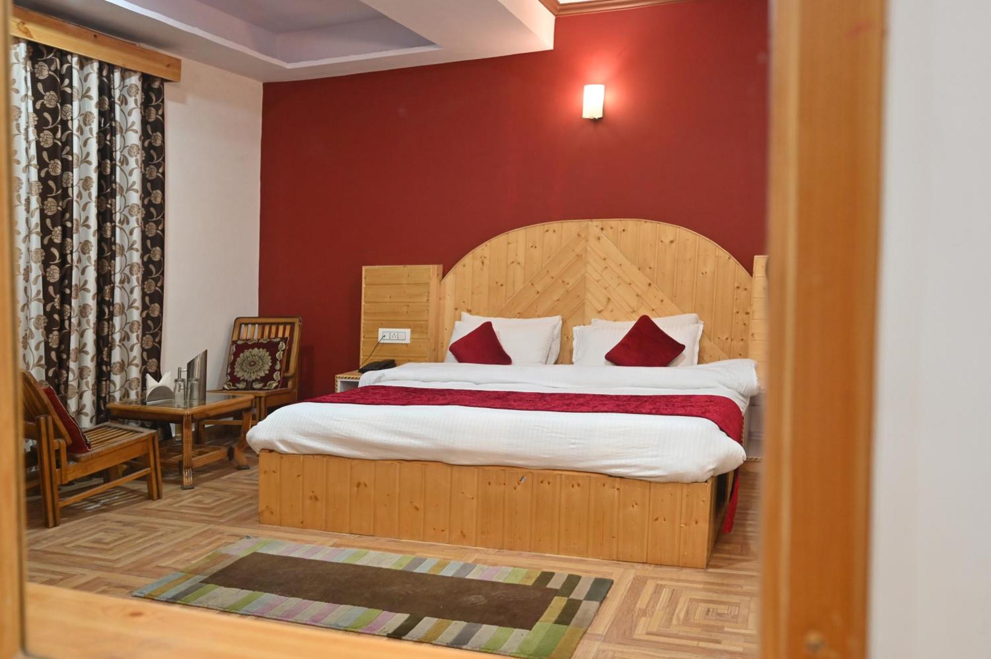 Krishana Cottage A Pure Veg !!!300 M From Hadimba Temple!!!Balcony Rooms!!!Veg Restaurant!!!Couple Friendly!!!Family Cottage!!! Манали Экстерьер фото