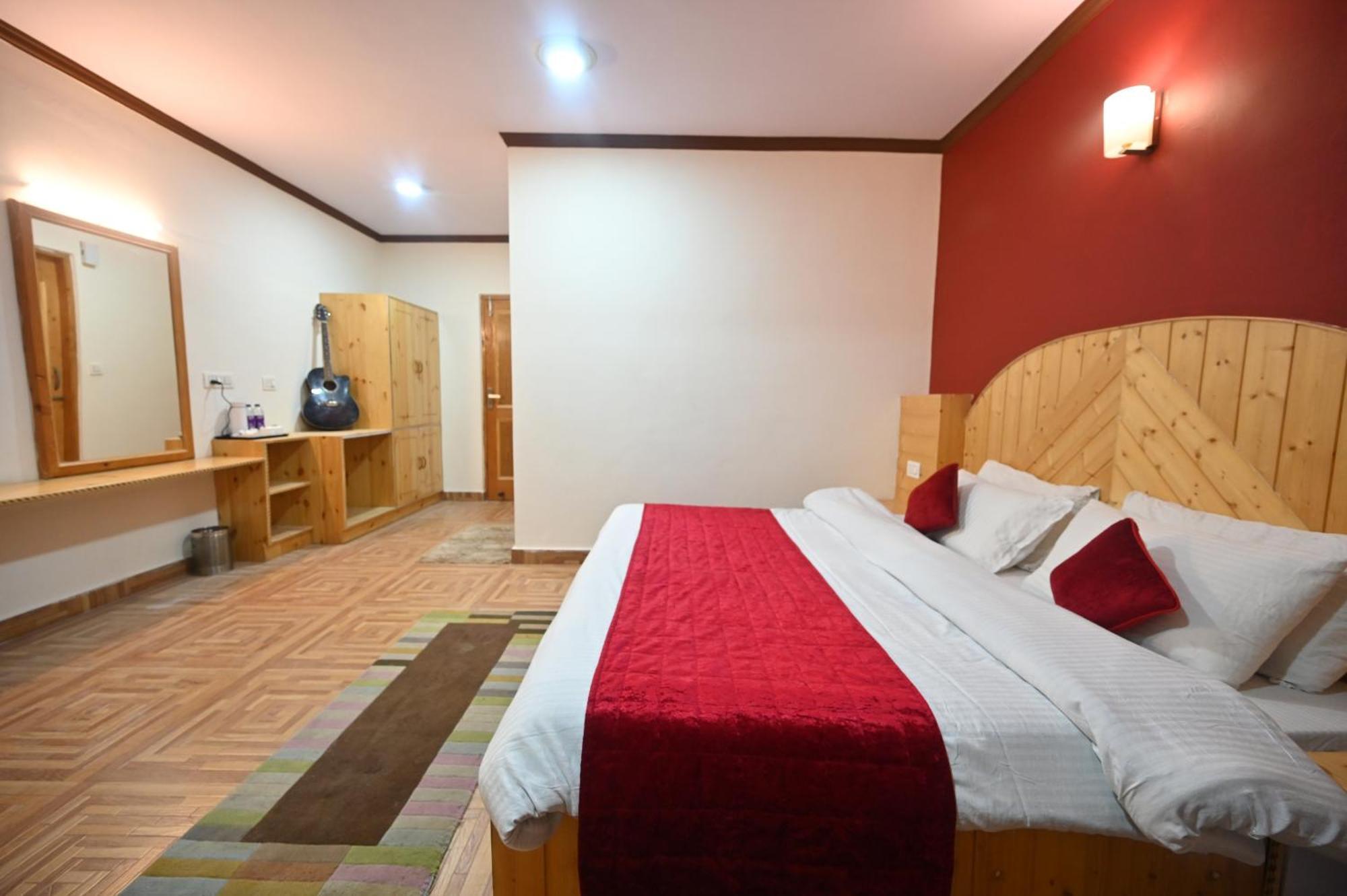 Krishana Cottage A Pure Veg !!!300 M From Hadimba Temple!!!Balcony Rooms!!!Veg Restaurant!!!Couple Friendly!!!Family Cottage!!! Манали Экстерьер фото