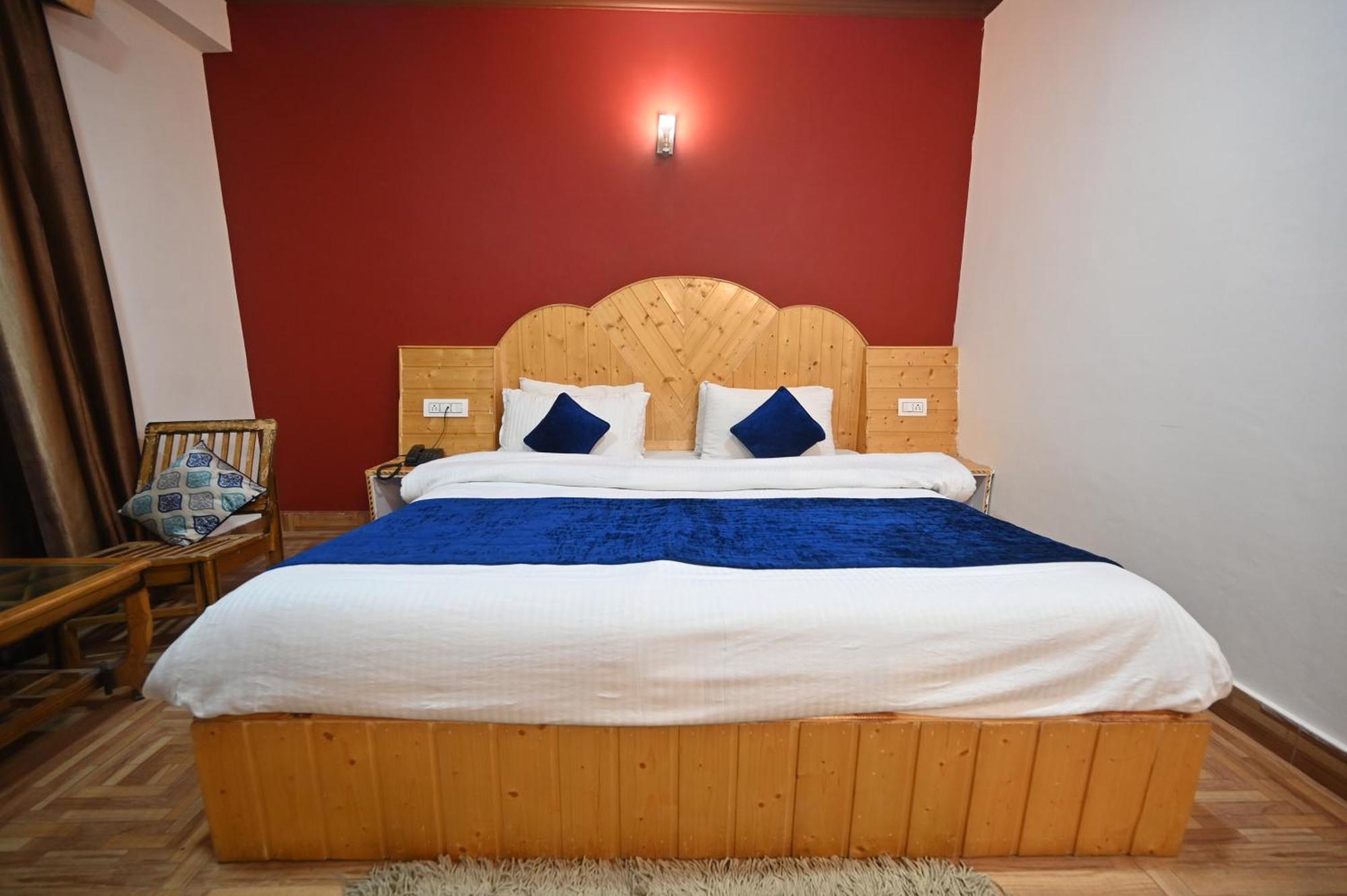 Krishana Cottage A Pure Veg !!!300 M From Hadimba Temple!!!Balcony Rooms!!!Veg Restaurant!!!Couple Friendly!!!Family Cottage!!! Манали Экстерьер фото