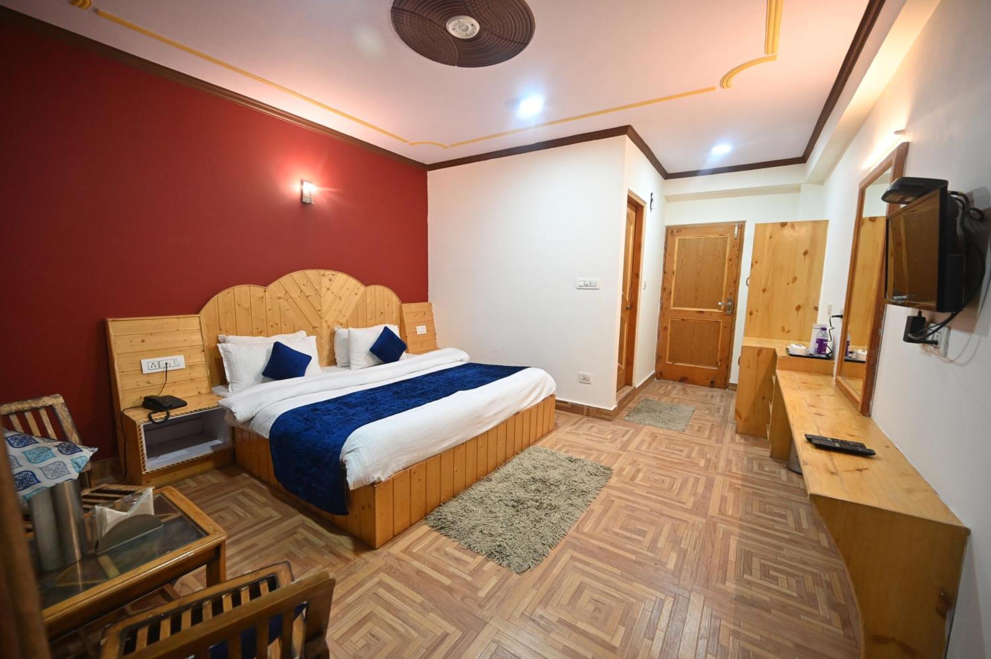 Krishana Cottage A Pure Veg !!!300 M From Hadimba Temple!!!Balcony Rooms!!!Veg Restaurant!!!Couple Friendly!!!Family Cottage!!! Манали Экстерьер фото