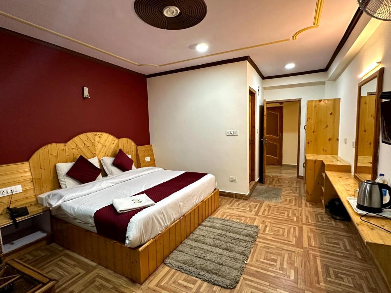 Krishana Cottage A Pure Veg !!!300 M From Hadimba Temple!!!Balcony Rooms!!!Veg Restaurant!!!Couple Friendly!!!Family Cottage!!! Манали Номер фото