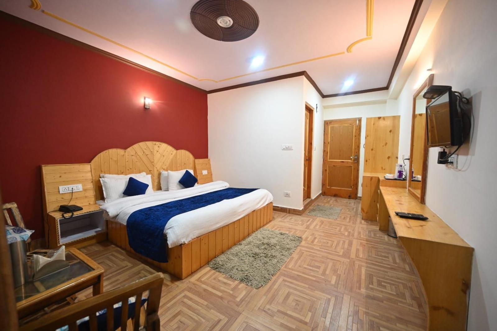 Krishana Cottage A Pure Veg !!!300 M From Hadimba Temple!!!Balcony Rooms!!!Veg Restaurant!!!Couple Friendly!!!Family Cottage!!! Манали Номер фото