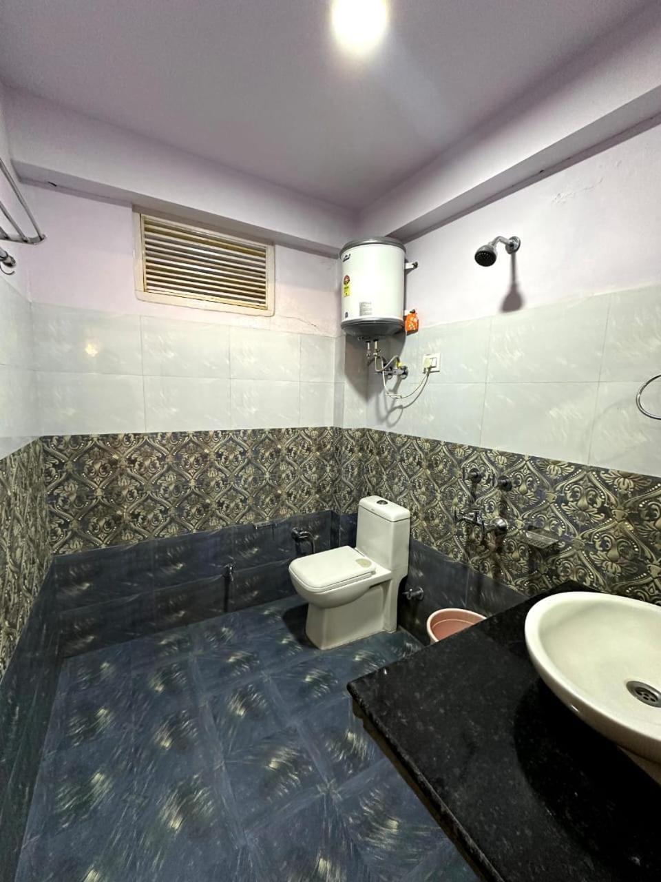 Krishana Cottage A Pure Veg !!!300 M From Hadimba Temple!!!Balcony Rooms!!!Veg Restaurant!!!Couple Friendly!!!Family Cottage!!! Манали Экстерьер фото