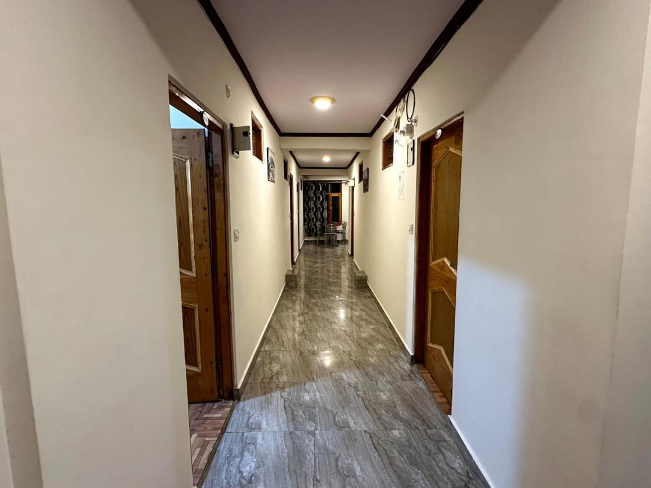 Krishana Cottage A Pure Veg !!!300 M From Hadimba Temple!!!Balcony Rooms!!!Veg Restaurant!!!Couple Friendly!!!Family Cottage!!! Манали Экстерьер фото