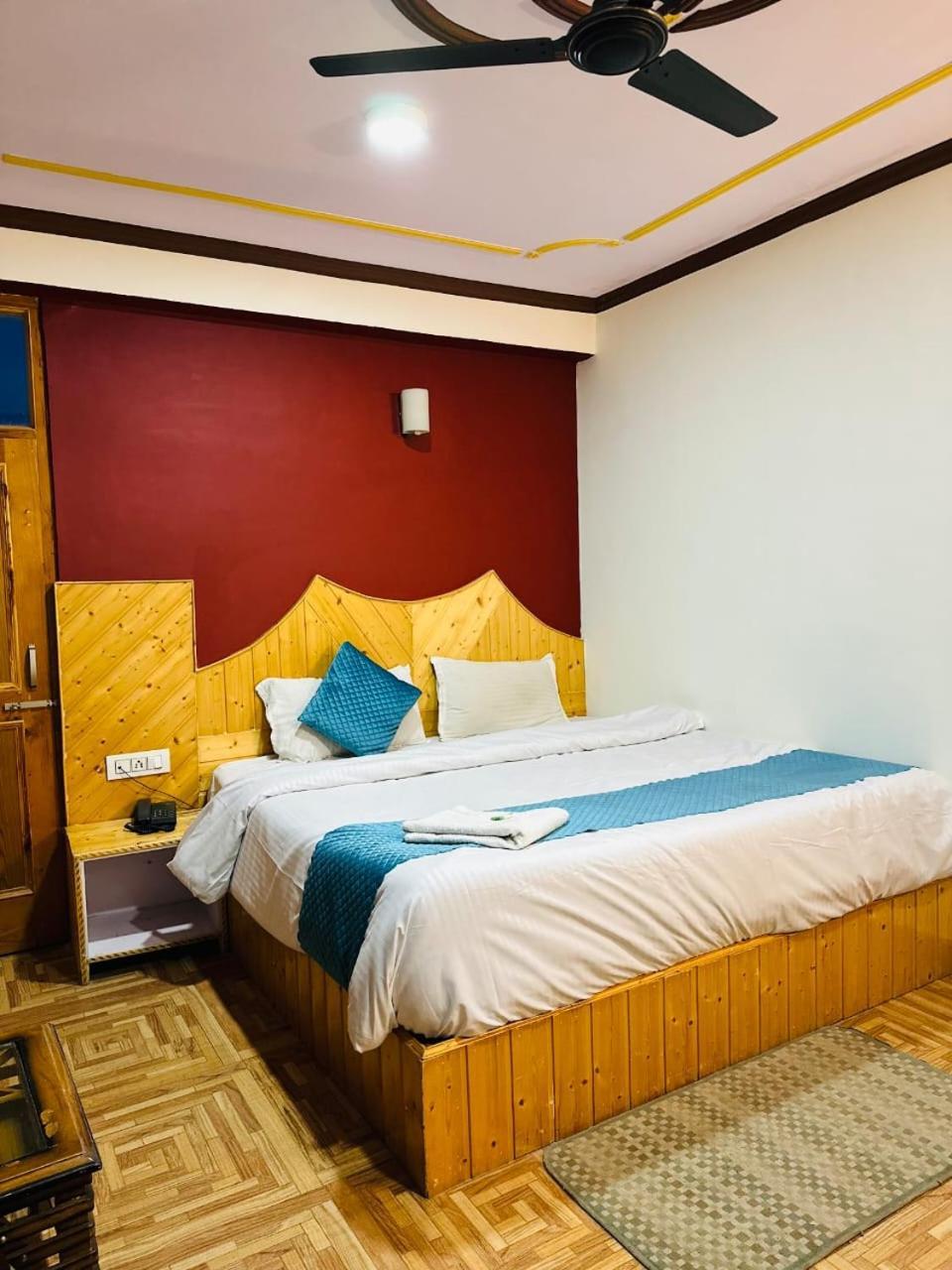 Krishana Cottage A Pure Veg !!!300 M From Hadimba Temple!!!Balcony Rooms!!!Veg Restaurant!!!Couple Friendly!!!Family Cottage!!! Манали Экстерьер фото